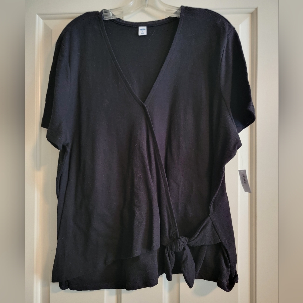 NWT Old Navy black XXL short sleeves top with tie.